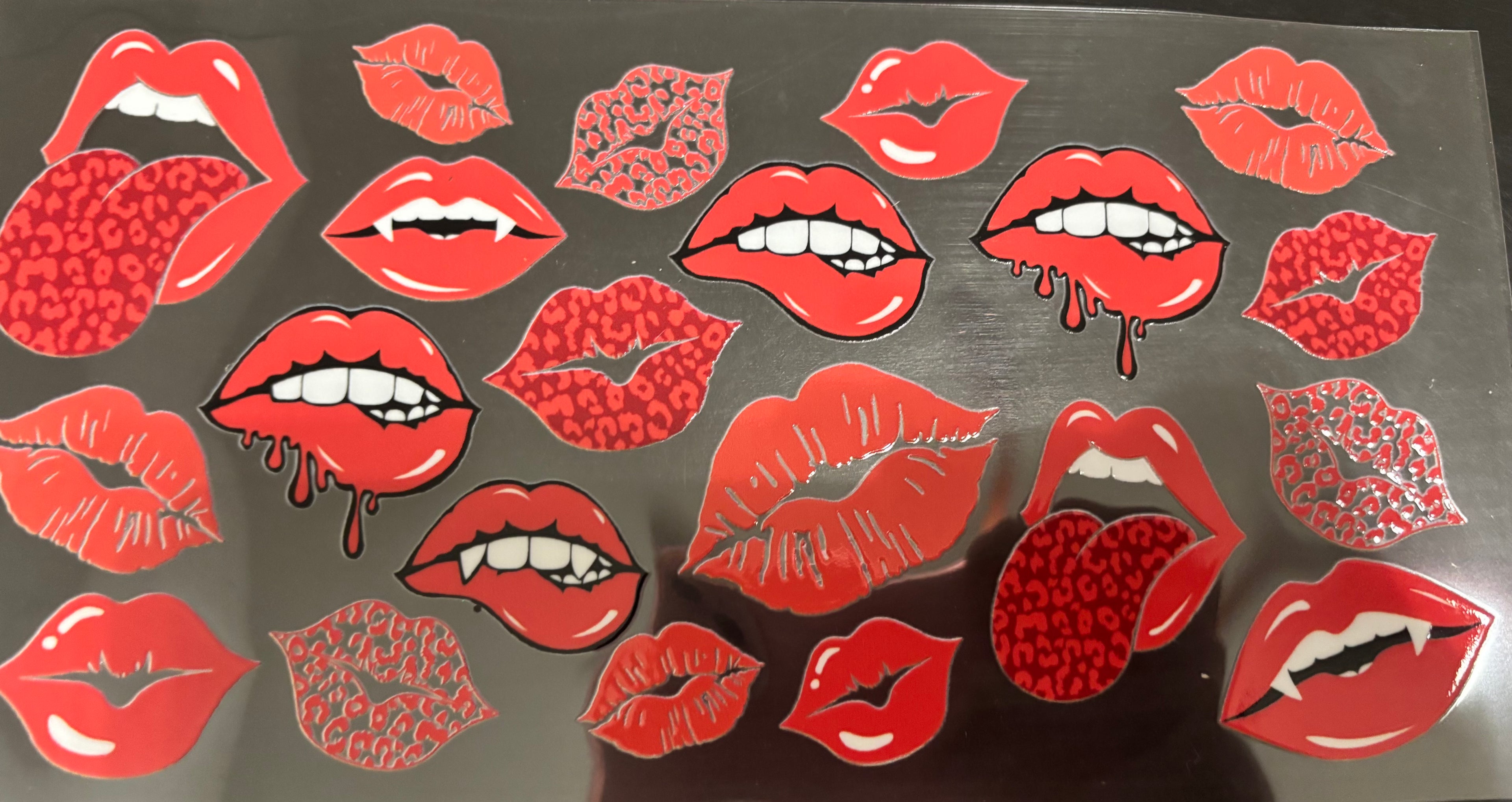 16 oz red drip lips