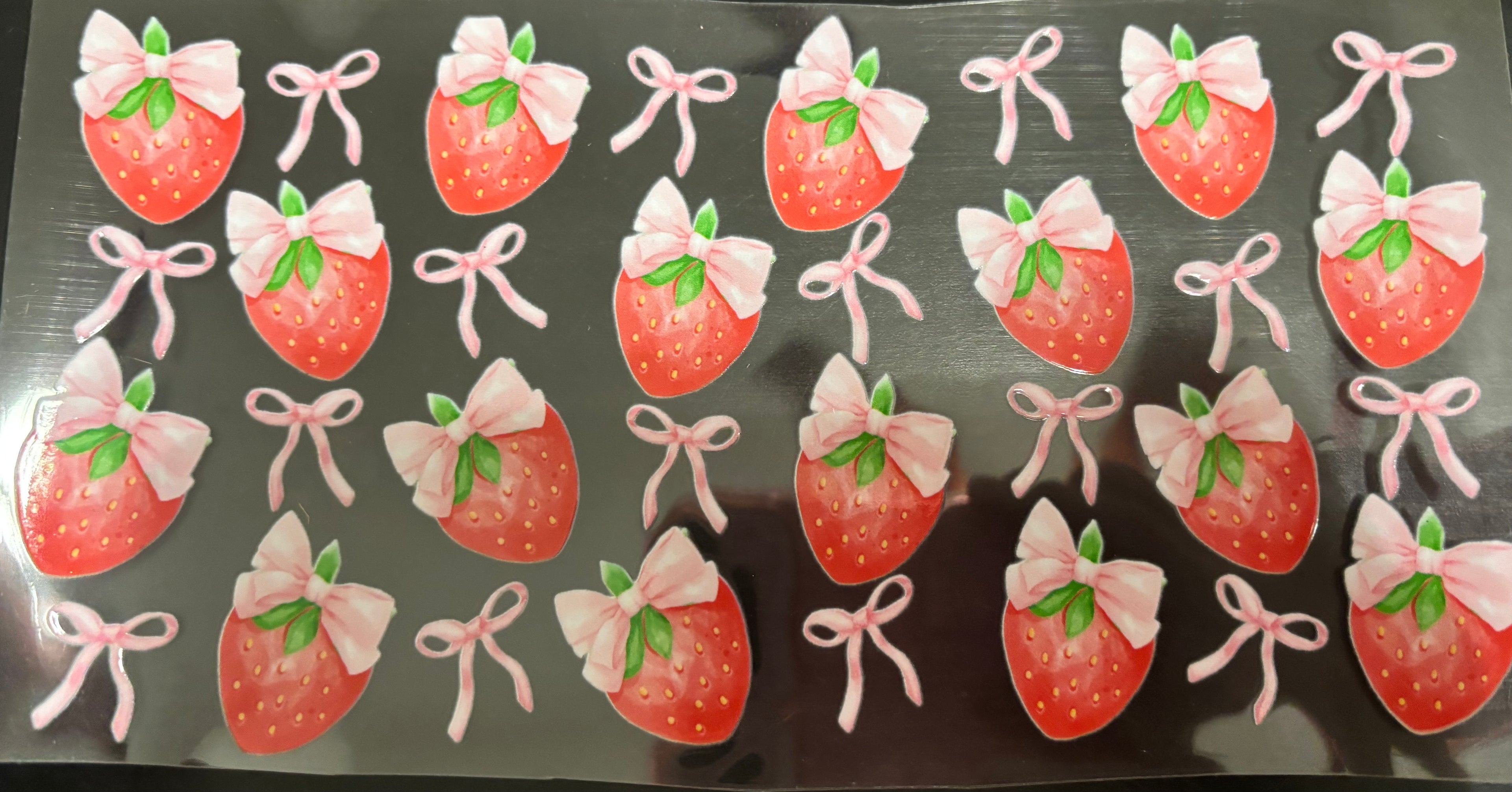 16 oz light pink bow strawberries